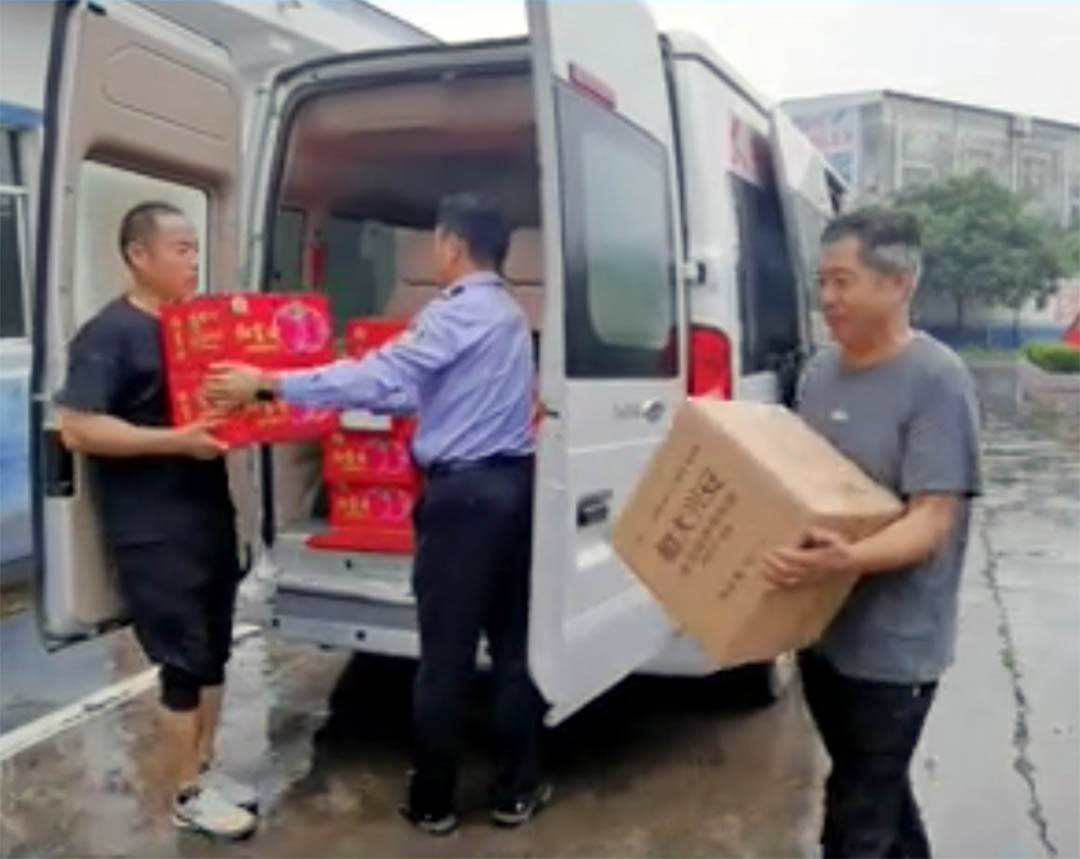 公司中秋佳节慰问一线执勤交警(图1)